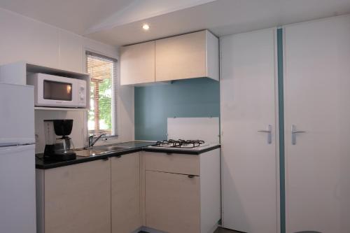 Cucina o angolo cottura di Happy Camp mobile homes in Camping Village La Masseria