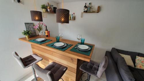una mesa de comedor y sillas en una habitación en Green Charm House Lisbon, en Lisboa