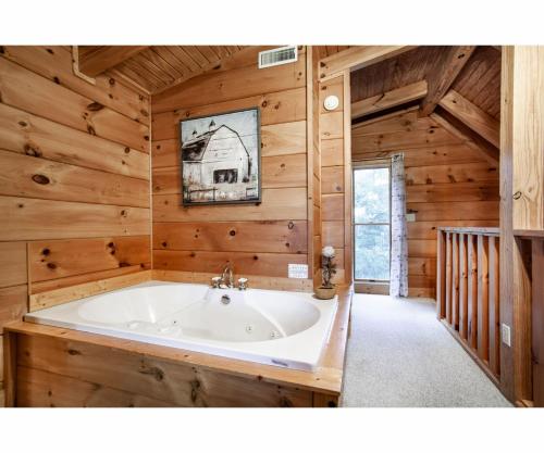 Φωτογραφία από το άλμπουμ του Sweet Dreams with Romantic, Hot Tub and Pool Table σε Pigeon Forge