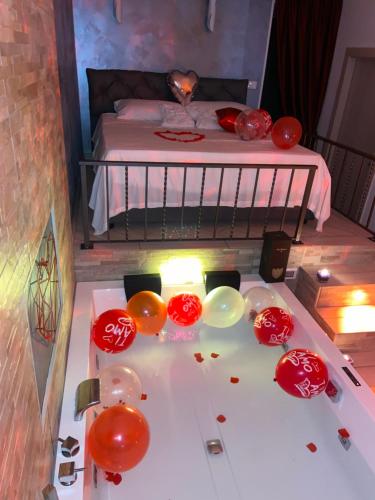 grupa balonów na stole obok łóżka w obiekcie Sweetlove Spa w mieście Terracina