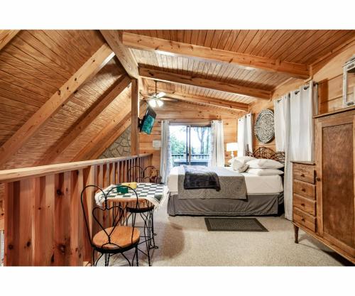 Ένα ή περισσότερα κρεβάτια σε δωμάτιο στο Sweet Dreams with Romantic, Hot Tub and Pool Table