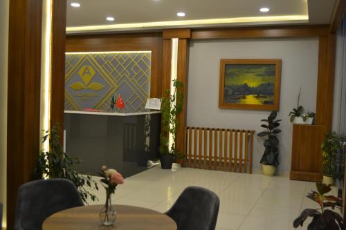 a lobby with a table and chairs and a painting at Almasa Suite Aparts in Termal