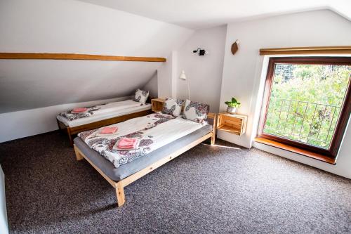 מיטה או מיטות בחדר ב-Cracow Family House