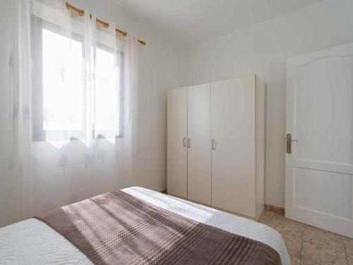 アレシーフェにあるMahostly Apartamento Comillas SFの白いベッドルーム(ベッド1台、窓付)