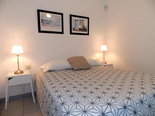Un pat sau paturi într-o cameră la Apartamento Costa Roja Views
