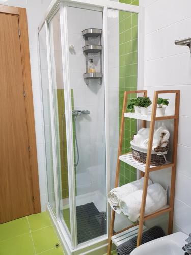 a shower with a glass door in a bathroom at ESTUDIO IDEAL PARA VACACIONES Y TRABAJO in Vigo