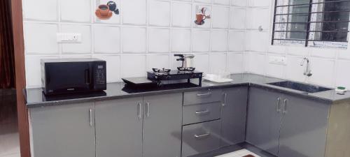 A kitchen or kitchenette at Suvarna Elite - Premium Apartment Hotel