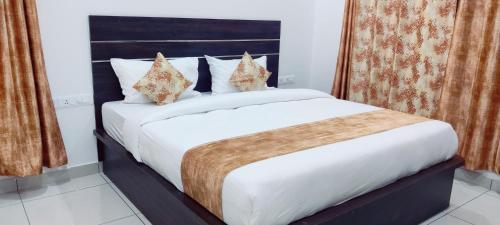 En eller flere senge i et værelse på Suvarna Elite - Premium Apartment Hotel