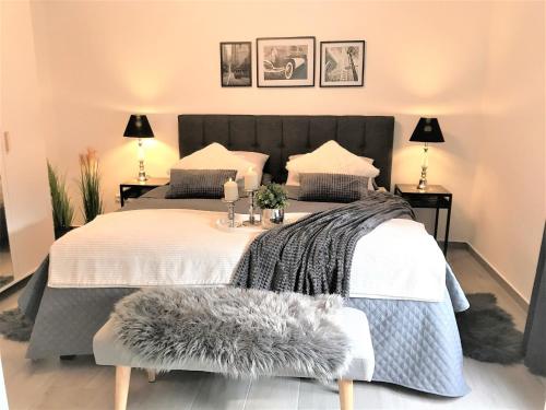 een slaapkamer met een groot bed met een zwart hoofdeinde bij Ferienhaus Stamer in Eckernförde