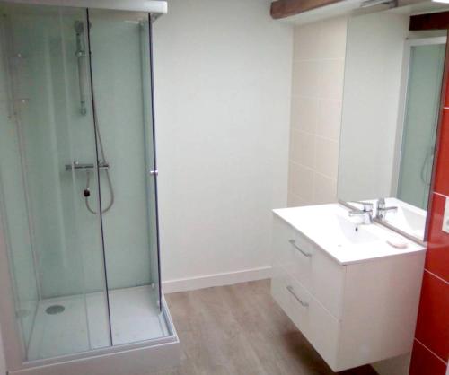 a bathroom with a glass shower and a sink at Maison de 2 chambres avec jardin amenage et wifi a Cast in Cast