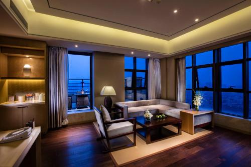 ein Wohnzimmer mit einem Sofa und einem Tisch in der Unterkunft Crowne Plaza Hefei Rongqiao, an IHG Hotel in Hefei