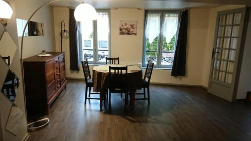 une salle à manger avec une table et des chaises dans l'établissement Le Nid Rouennais, appartement 2 chambres, à Rouen
