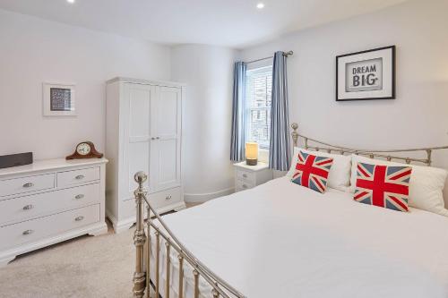een slaapkamer met een wit bed en een raam bij Host & Stay - One Love in Harrogate