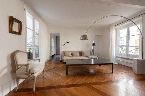 un salon avec un canapé et une table dans l'établissement Roulette, à Paris