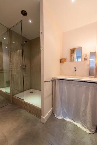 une salle de bain avec une douche, une baignoire et un lavabo dans l'établissement Roulette, à Paris