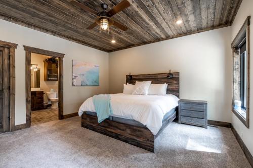 Un dormitorio con una cama y un techo de madera. en My Yellowstone Retreat, en Island Park