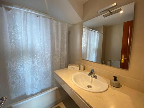 A bathroom at Amazing duplex with large terrace and sea views