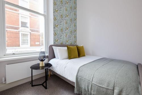 ロンドンにある2VH Virginia House, 31 Bloomsbury Way by City Living Londonの小さなベッドルーム(ベッド1台、窓付)