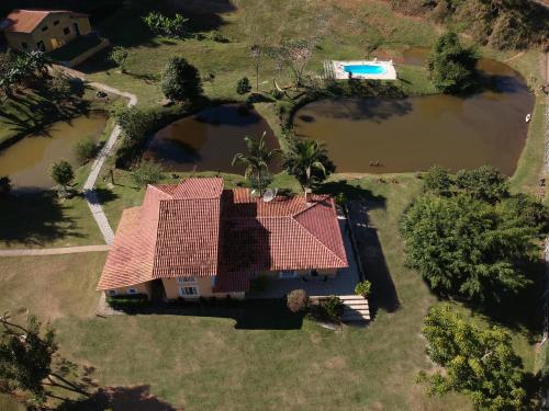 uma vista aérea de uma casa com água em Hotel Fazenda Monteiro em Conservatória