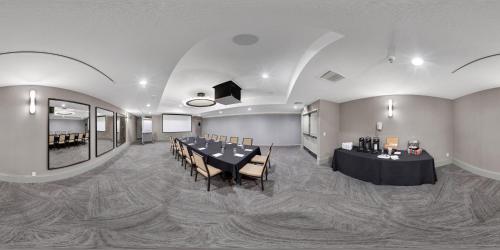 a conference room with a long table and chairs at Toll House Hotel Los Gatos in Los Gatos