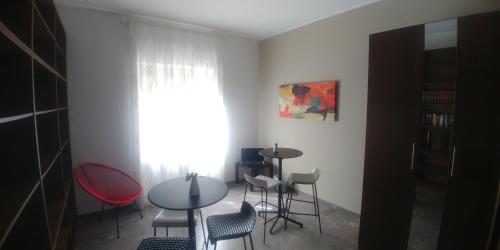 ein Zimmer mit 2 Tischen und Stühlen und einem Fenster in der Unterkunft B&B Le Ortensie in Cosenza