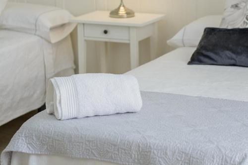 a white towel sitting on top of a bed at Apartamento San Pascual 18 III en Orihuela in Orihuela