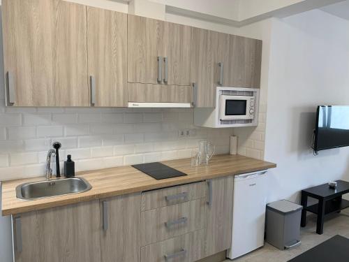 a kitchen with a sink and a microwave at Villa Rosaura in Las Palmas de Gran Canaria