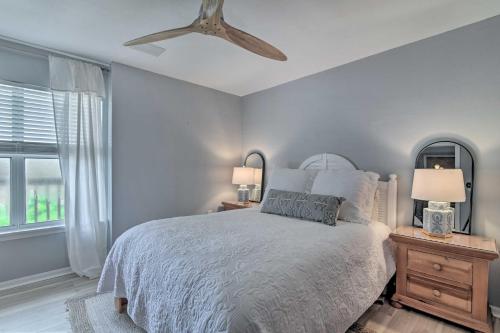 Tempat tidur dalam kamar di Beachfront Cedar Key Retreat with Pool Access!