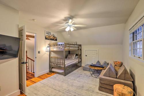Ένα ή περισσότερα κρεβάτια σε δωμάτιο στο Tranquil Hendersonville Cabin with Mountain Views!