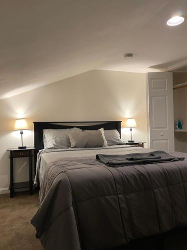 Un pat sau paturi într-o cameră la Downtown Loft - Close to Topgolf, Horseshoe Casino, UM Baltimore