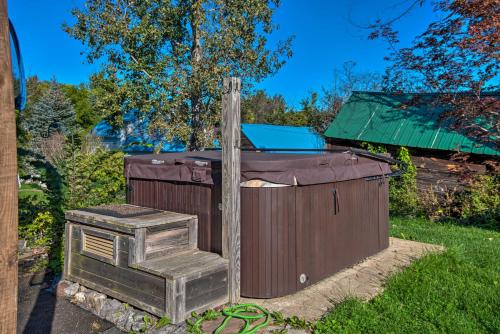 Zahrada ubytování Unique Gilford Home with Sunroom Less Than 3 Mi to Lake