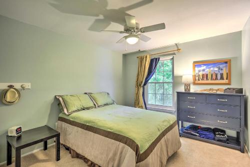 En eller flere senge i et værelse på Burke Family Home with Deck and Easy City Access!