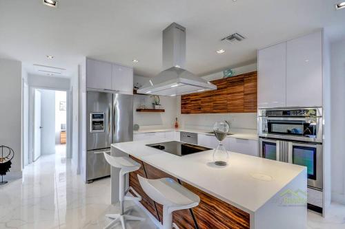 Modern home*Heated Pool, Basketball and Mini Golf