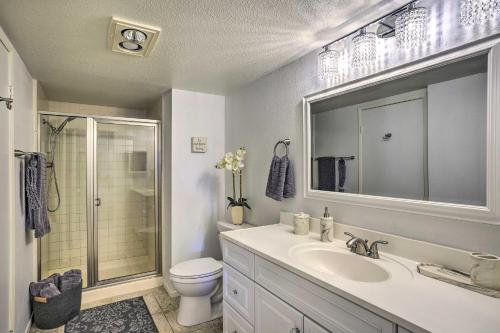 Un baño con lavabo, inodoro y ducha. en Condo with Patio, Walk to Downtown Palm Springs!, en Palm Springs