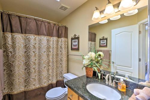 ein Badezimmer mit Waschbecken, Toilette und Spiegel in der Unterkunft Extended Arizona Getaway with Pool Access! in Peoria