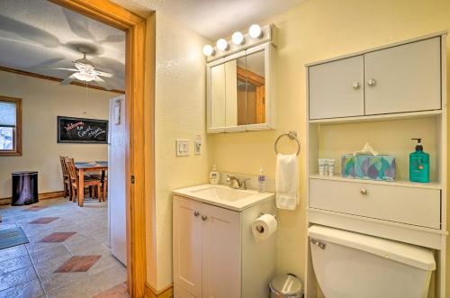 ein Bad mit einem Waschbecken und einem WC in einem Zimmer in der Unterkunft All-Season Grand Haven Getaway with Deck! in Grand Haven