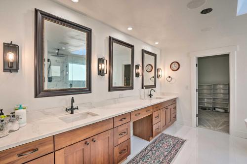 Ένα μπάνιο στο Ideally Located Renton Retreat with Yard and Grill