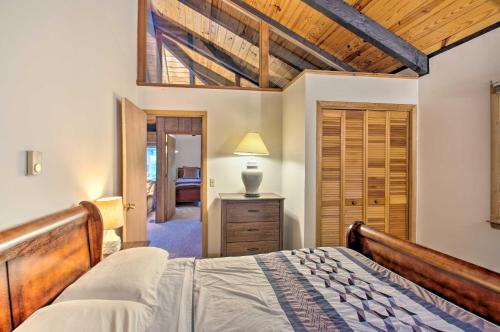 เตียงในห้องที่ Vintage Massanutten Resort Villa with Deck!