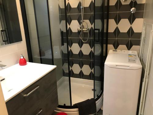 uma casa de banho com um chuveiro, um WC e um lavatório. em Apartments Colors of Rijeka - Red em Rijeka