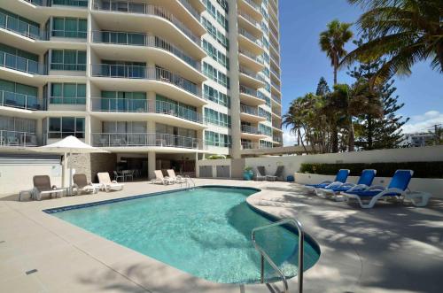 Bazén v ubytování Chateau Royale Beach Resort Maroochydore Sunshine Coast nebo v jeho okolí