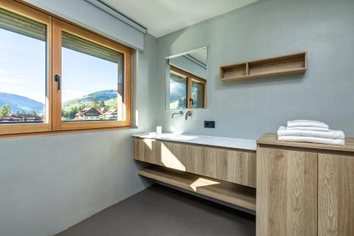 baño con lavabo y ventana en Residence Catarina Lanz, en San Vigilio Di Marebbe