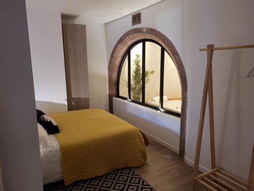 Uma cama ou camas num quarto em Jacuzzi des Tanneurs