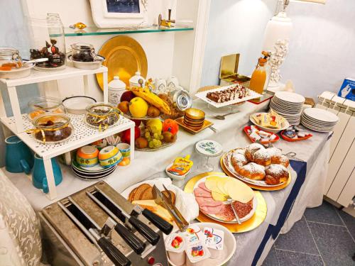 una mesa con muchos platos de comida. en Narì Bed&Breakfast, en Gaeta