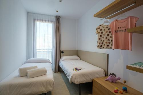 two beds in a room with at Tgna Reial 1 in Tarragona