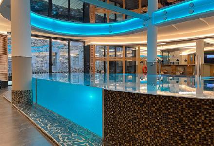 Bazén v ubytování Coin d'Aubrac Hôtel Restaurant SPA de luxe nebo v jeho okolí