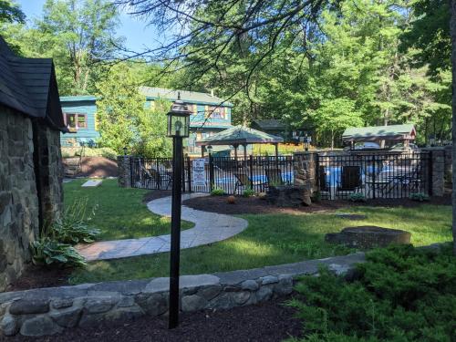 Ein Garten an der Unterkunft Adirondack Diamond Point Lodge