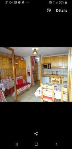 une chambre avec deux lits superposés et une cuisine dans l'établissement Appartement au cœur du domaine du grand massif, à Morillon