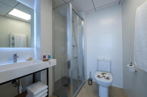 a bathroom with a shower and a toilet and a sink at Tgna Reial 1 in Tarragona