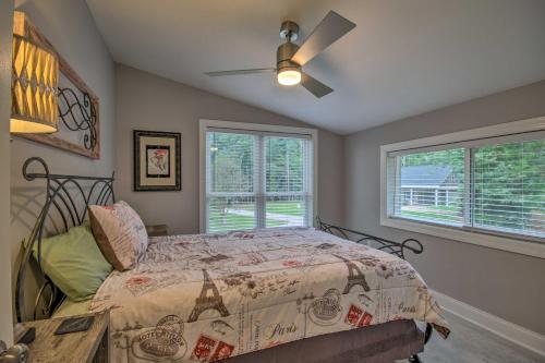 - une chambre avec un lit et un ventilateur de plafond dans l'établissement Waterfront Greenwood Getaway with Deck and Grill!, à Greenwood