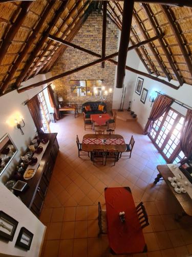una vista aérea de una sala de estar con mesas y sillas en Khaya Africa Guesthouse, en Midrand